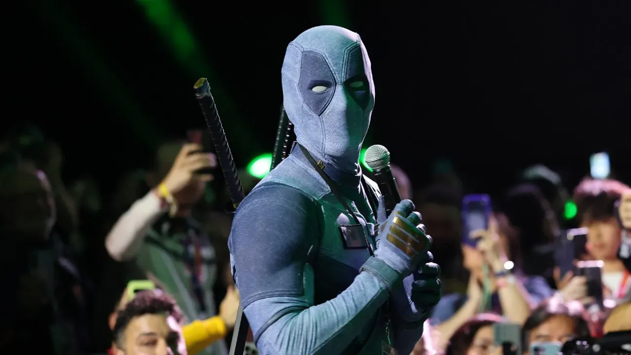 Ryan Reynolds Disguised as Deadpool Surprises Fans at Comic Con